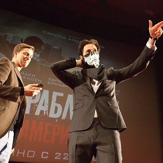 The audience of the first night of “American Heist” has tried on robbers’ masks